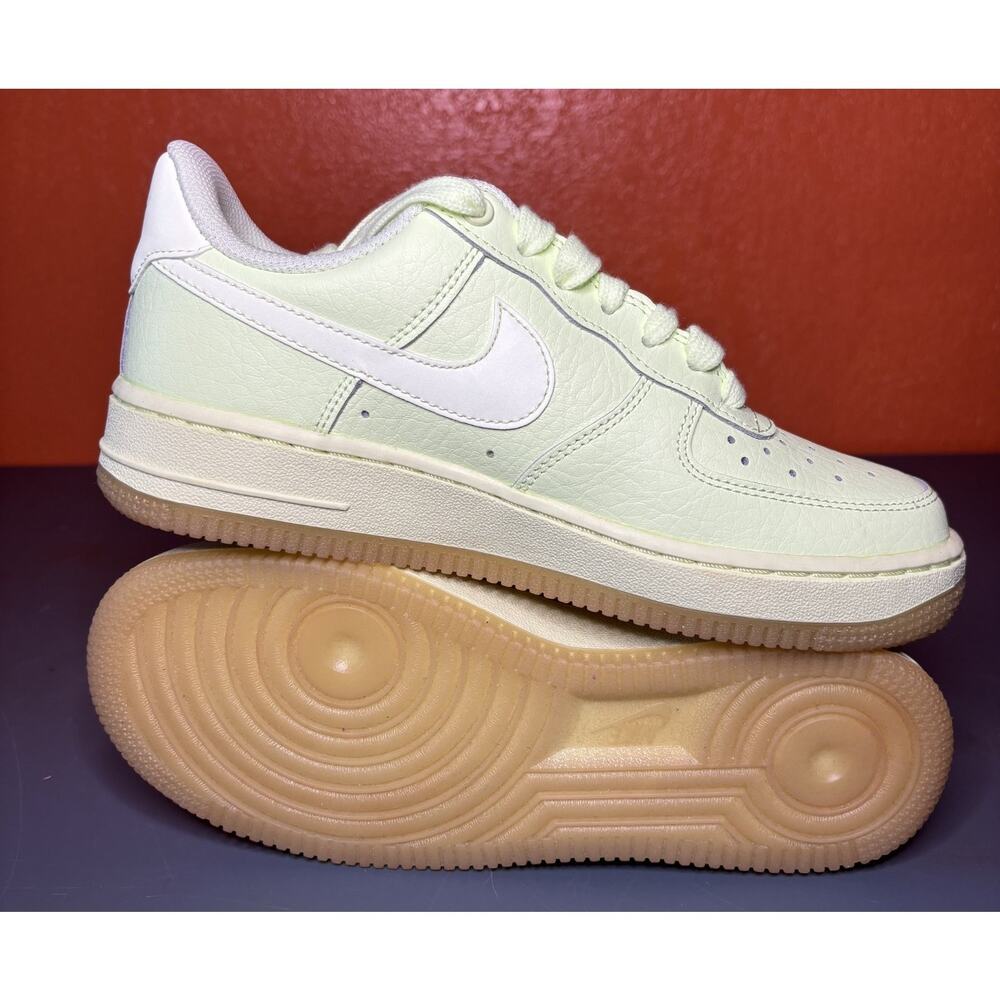 Nike Women's Athletic Shoes Green (looks neonish) Cream White Gum Sole